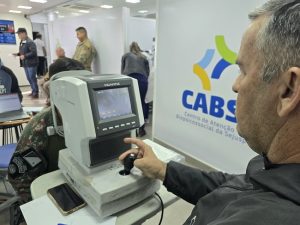 Com terapia de florais e óculos gratuitos, Carreta da Saúde leva bem-estar aos profissionais de segurança de Corumbá
