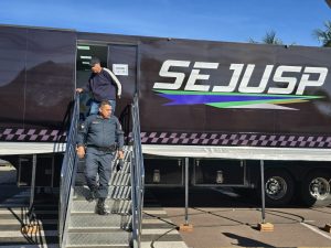 Com terapia de florais e óculos gratuitos, Carreta da Saúde leva bem-estar aos profissionais de segurança de Corumbá