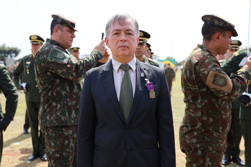 Secretário de Segurança recebe é homenageado pelo Exército Brasileiro com a Medalha do Pacificador
