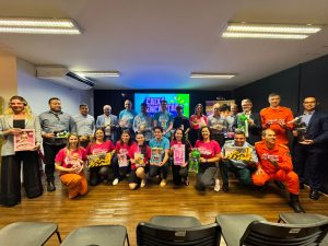 Servidores e instituições parceiras com a arrecadação de brinquedos.