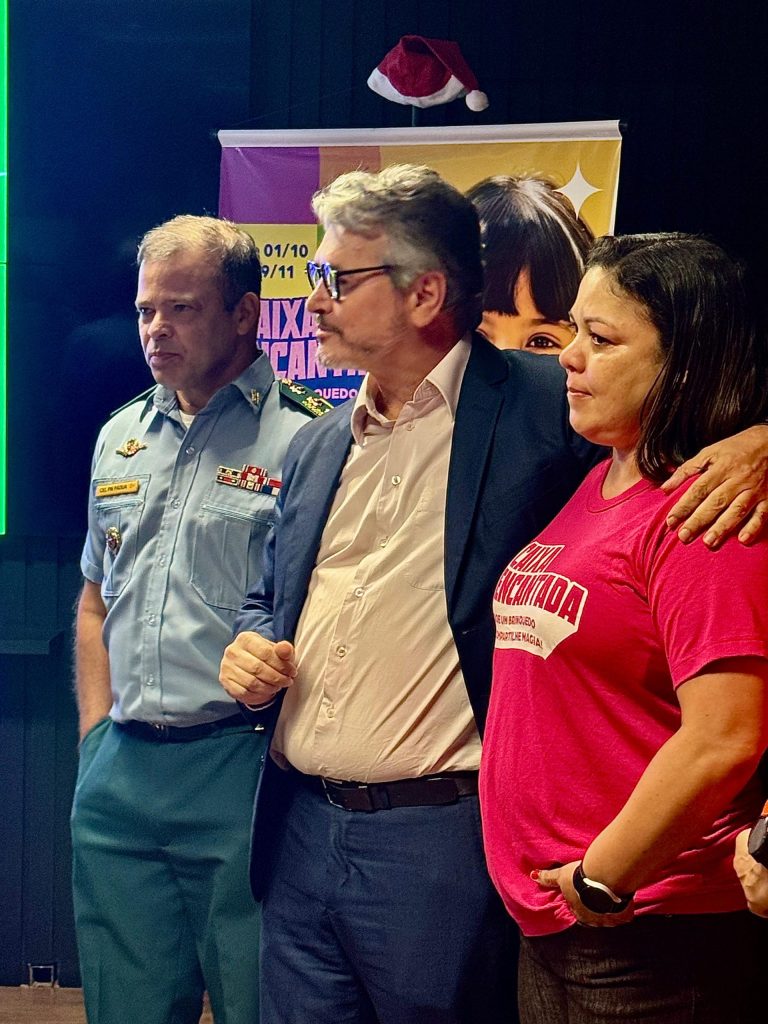 Agradecimento do Delegado-Geral à servidora. Crédito da foto: Tenente Isabela Leal Pereira.