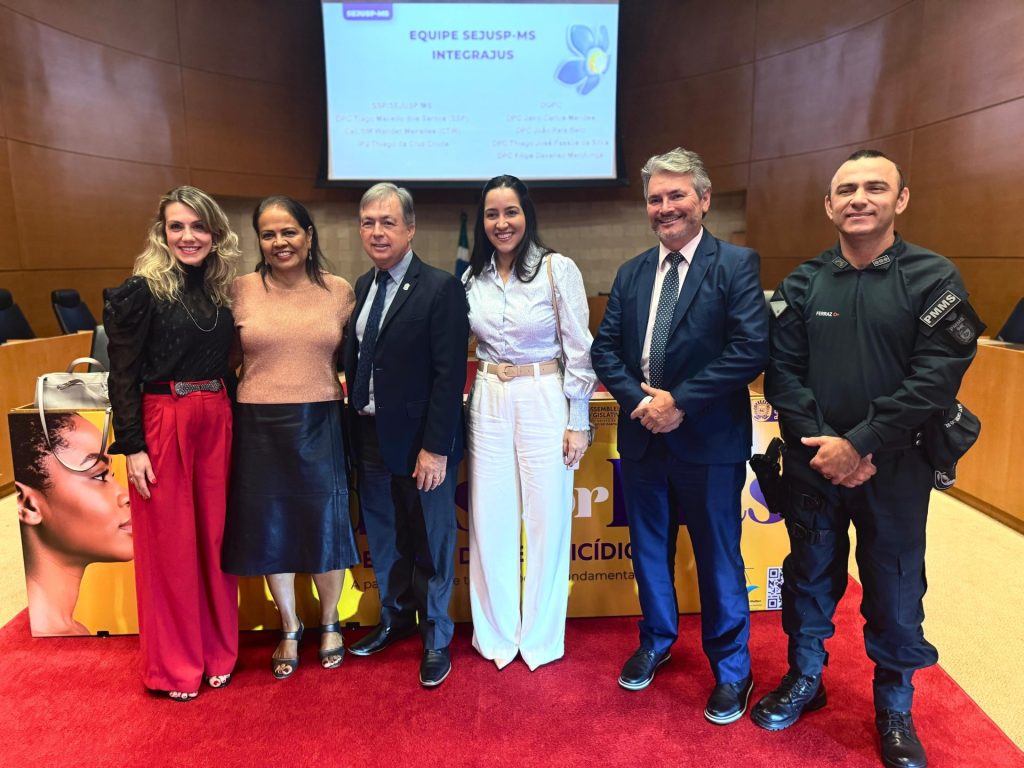 Autoridades civis e militares que assistiram o lançamento do Programa