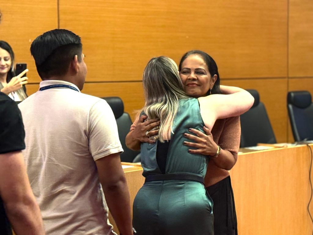 Despedida dos colegas e amigos com abraço e palavras de gratidão à Desembargadora