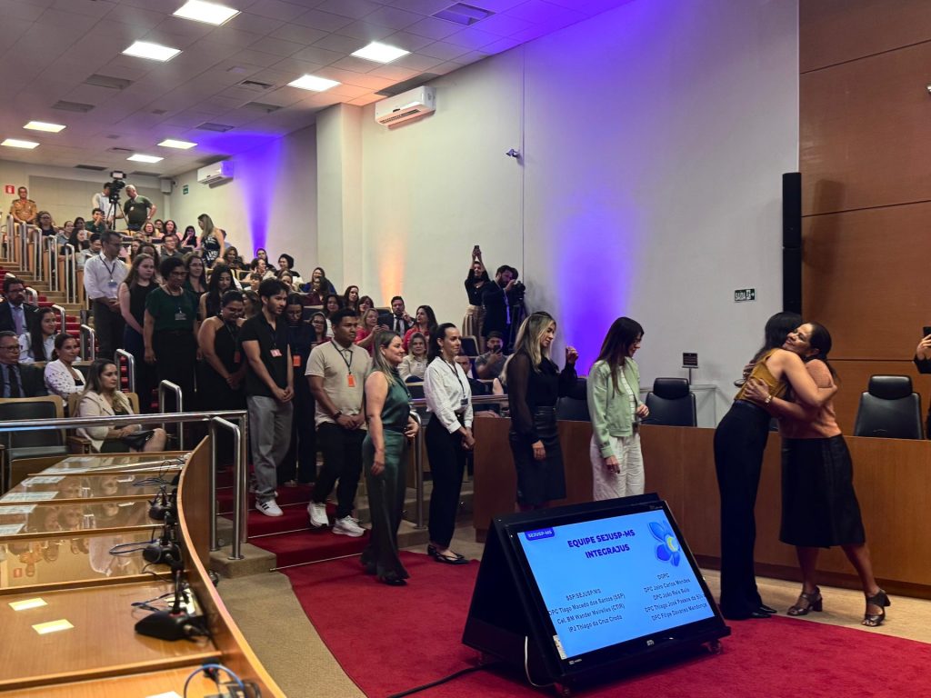 Despedida dos servidores à Desembargadora, cada integrante, amigos e colegas de serviço abraçaram a Desembargadora.