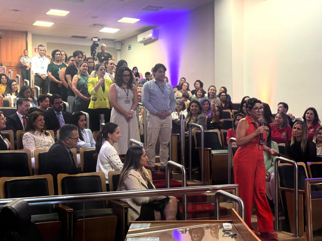 Homenagem à Desembargadora Jaceguara Dantas feita pelos servidores com a leitura de um texto alusivo ao serviço desempenhado no órgão.
