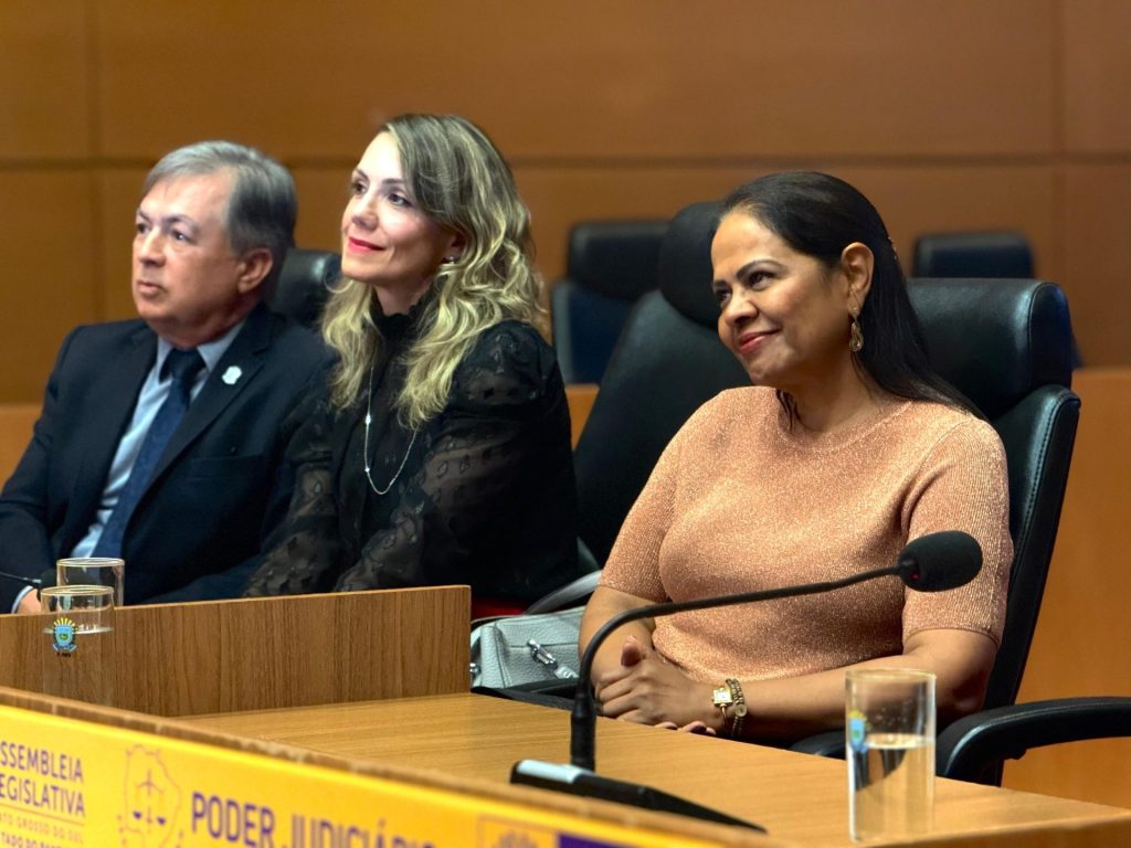 Desembargadora Jaceguara assistindo a homenagem feita pelo Tribunal de Justiça e servidores