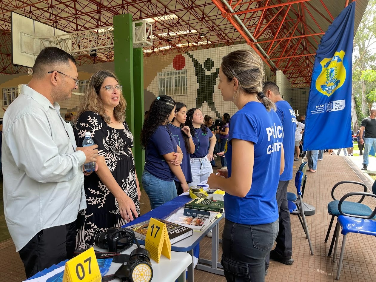 Polícia Científica realiza orientação ao cidadão e entrega de cartilhas sobre preservação do local do crime.