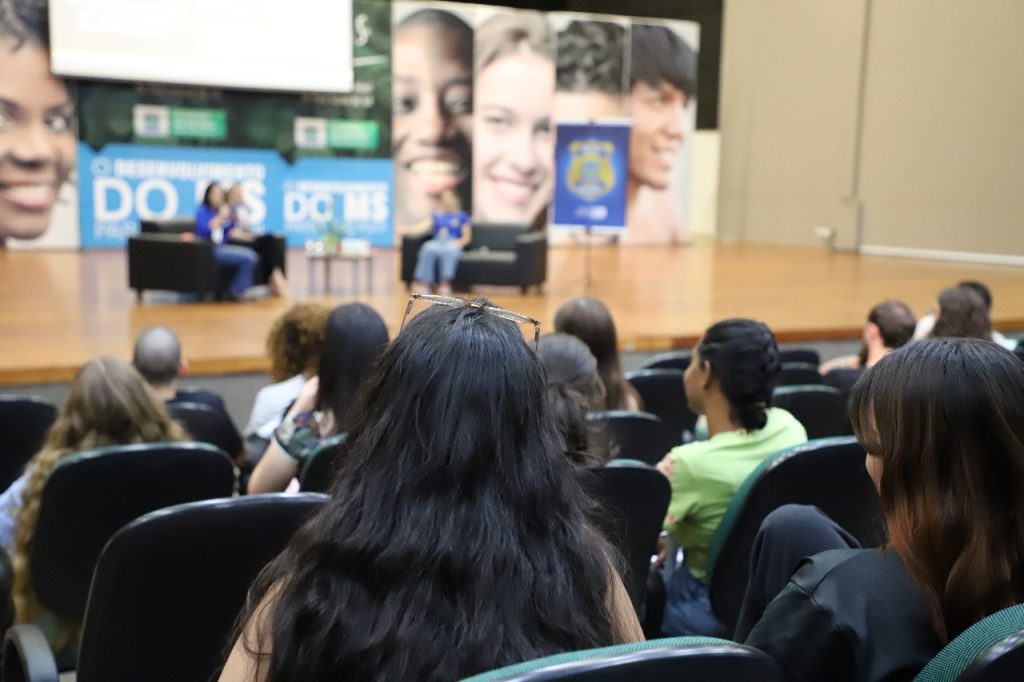 Palestra de orientação ao cidadão sobre o trabalho de preservação de vestígios, protocolos e demais procedimentos inerentes ao isolamento do local do crime.