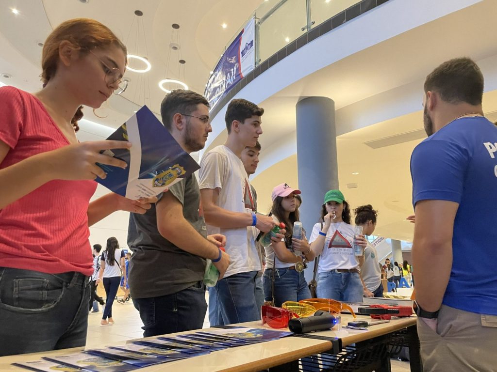 Público juvenil assiste orientações e apresentação dos trabalhos realizados pela Polícia Científica na preservação do local do crime.
