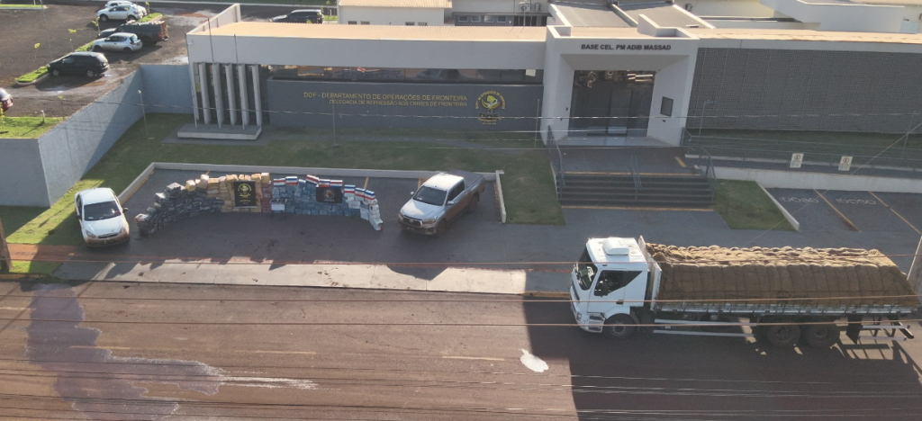 Mais de 8 milhões avaliados em veículos, drogas e armamentos.